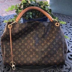 Authentic Louis Vuitton monogram Artsy bag